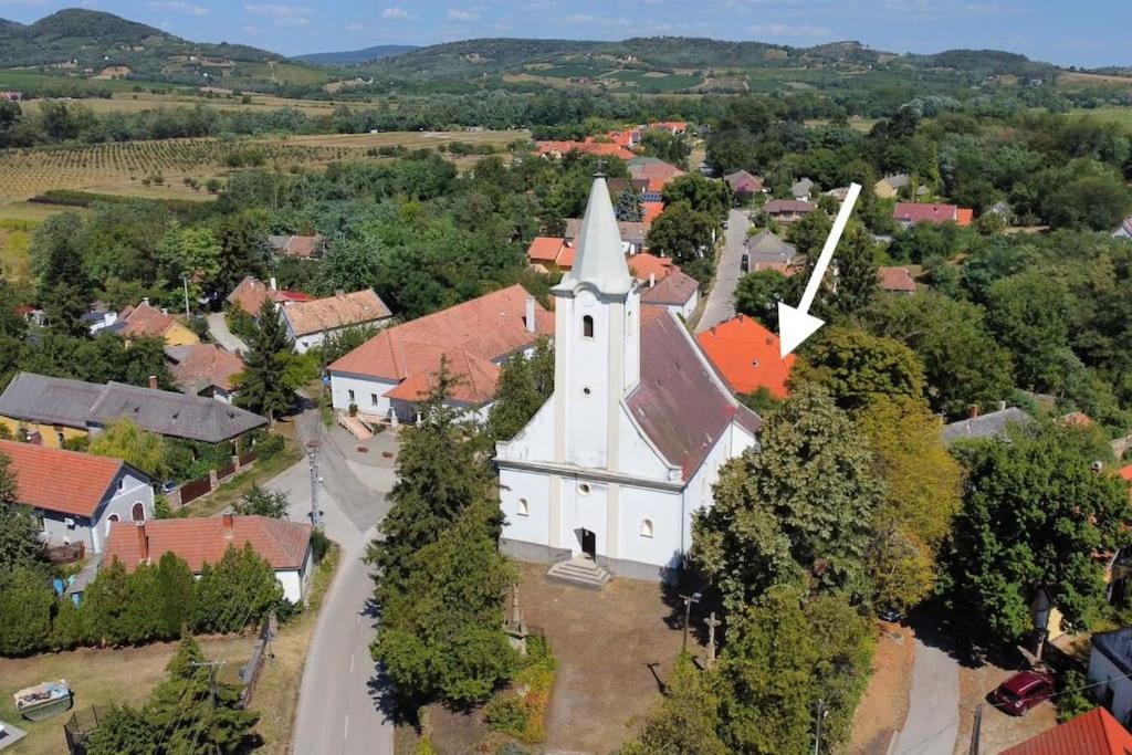 Parokia Apartman Es Coworking A Balaton Mellett Kaptalantoti المظهر الخارجي الصورة