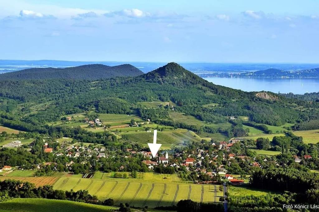 Parokia Apartman Es Coworking A Balaton Mellett Kaptalantoti المظهر الخارجي الصورة